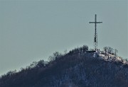 23 Maxi zoom verso la croce del Canto Alto (1146 m)